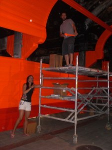 No andaime, o Marlon, embaixo a Amanda, minha companheira de passar a fita