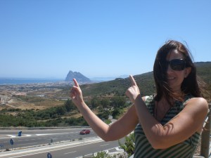 Na mão direita, Gibraltar; na esquerda, África. Não sobrou nenhuma para tirar o cabelo do rosto!